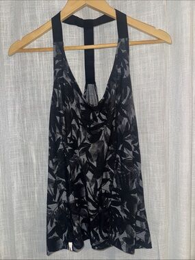 Lou & Grey | Women’s M Black & Gray Leaf-Print Racerback Tank
